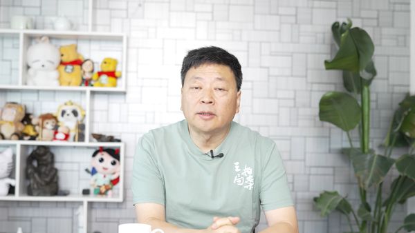 王志安透過YouTube影片公開向陳俊翰律師、民進黨及賀瓏夜夜秀道歉。（翻攝自YouTube）