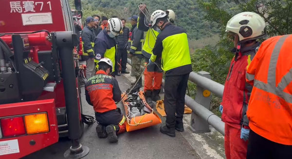 ▲▼蘇花公路邊坡驚見無名男屍！　無明顯外傷死因待查。（圖／翻攝自記者爆料網）