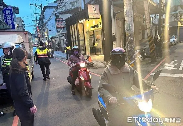 ▲卸貨司機與路過自小客車駕駛在街內上演全武行警方獲趕往處理。（圖／八德警分局提供）