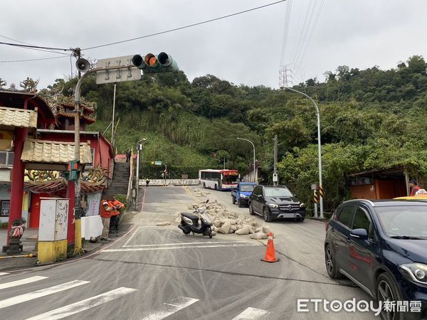 ▲▼聯結車右轉上坡，水泥沙包沒綁好鬆脫，波及到對向等紅綠燈的女騎士。（圖／記者邱中岳翻攝）