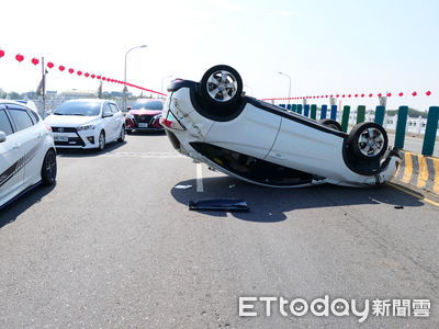 鬼切害後車自撞護欄　自小客四輪朝天躺路中...北港大橋塞爆