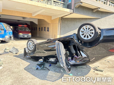 嘉義靈嚴禪寺「轎車爆衝」！撞斷2F護欄車頂朝地重墜　2女送醫