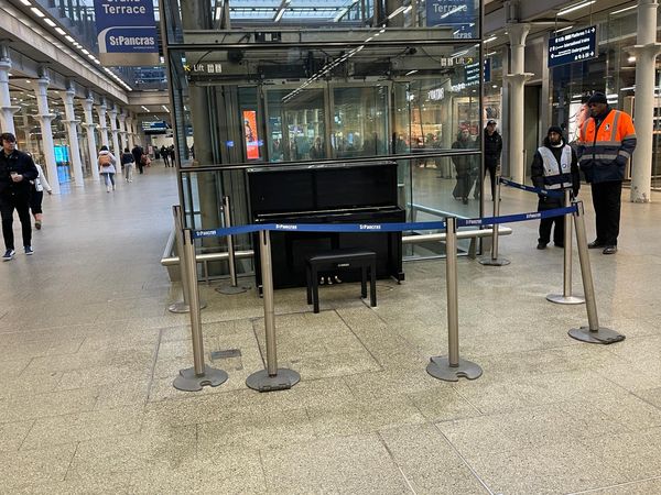▲倫敦聖潘克拉斯車站警方將鋼琴封起來。（圖／翻攝Facebook／Dr K Boogie Woogie）