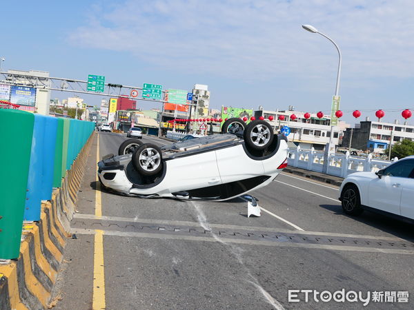 ▲北港大橋上一輛白色自小客車為閃避突然切入車道的車輛，撞上中央分隔島翻覆。（圖／記者蔡佩旻翻攝）