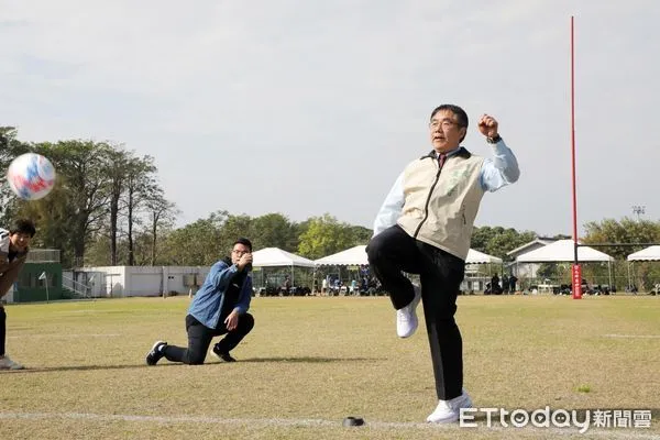 ▲2024年台南市第一屆元坤盃國際青年7人制橄欖球邀請賽，27日下午於台南市立橄欖球場盛大揭幕，市長黃偉哲與理事長杜元坤共同開球，宣告比賽開始。（圖／記者林東良翻攝，下同）