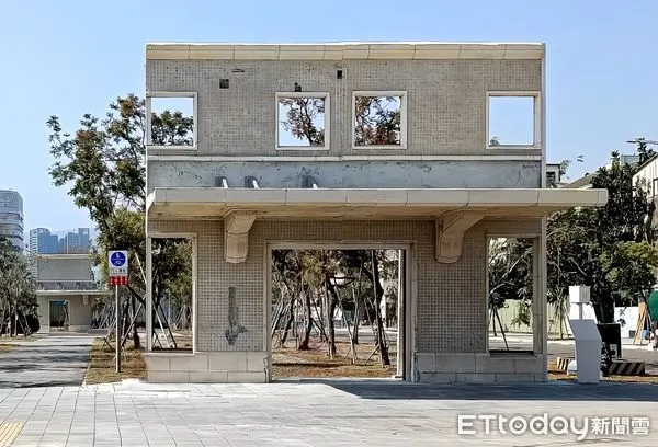 ▲▼高雄驛帝冠式車站的賦歸，當年遷移時局部切割拆除的車站牆體，以「歷史記憶牆面廊道」方式展示及保存於復興一路西側鐵路綠園道上。（圖／記者吳世龍翻攝）