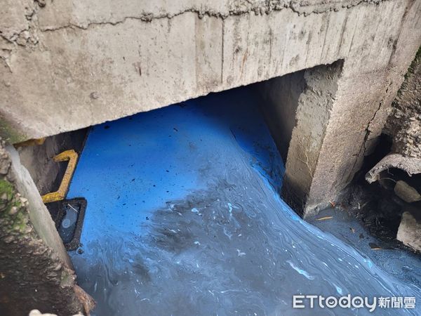 ▲▼ 新北新莊河流上游遭油漆業者汙染成水藍色            。（圖／記者戴上容翻攝）