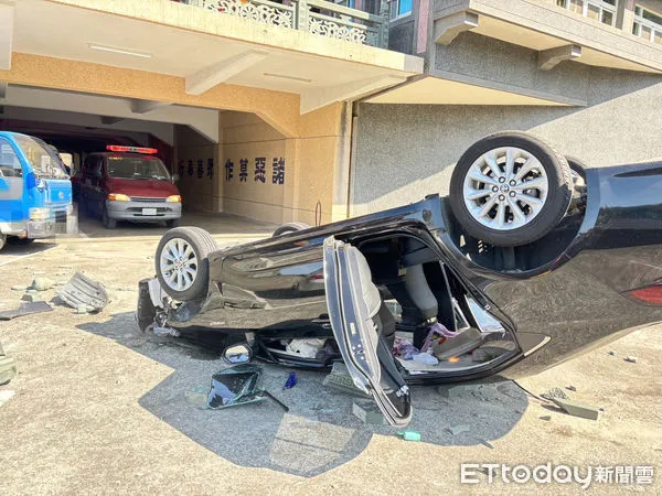 ▲▼             嘉義靈嚴禪寺轎車墜地。（圖／記者翁伊森翻攝）