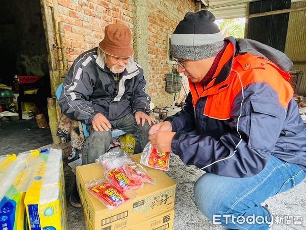 ▲寺廟送愛暖暖包給獨居長者。（圖／記者楊漢聲翻攝）