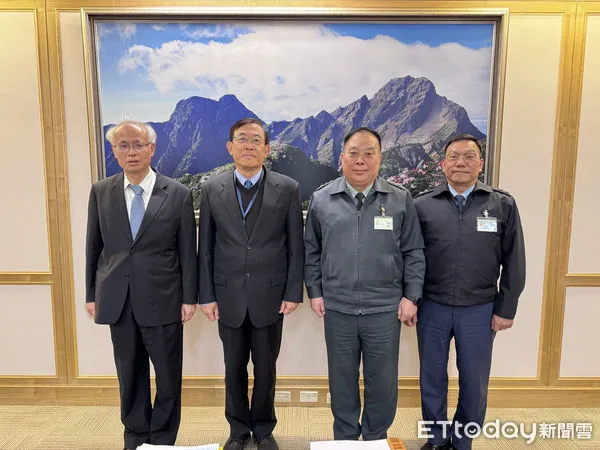 ▲檢察總長邢泰釗(左二)與國防部副部長徐衍璞上將(右二)、國防部法律事務司司長沈世偉中將合影             。（圖／最高檢察署提供）