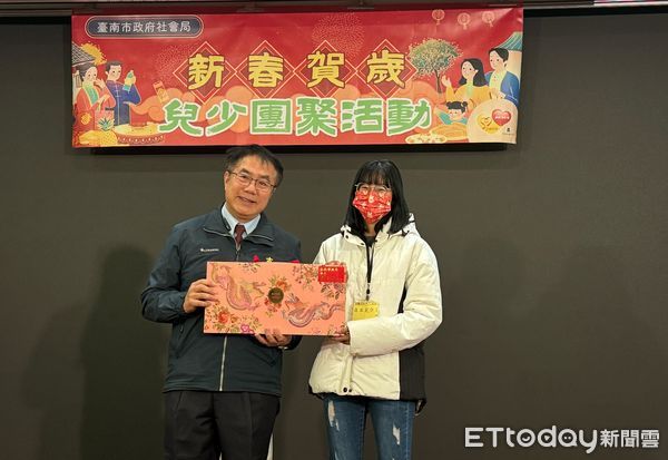 ▲台南市社會局於在富信飯店辦理「開基祝福龍來幸福」春節活動，黃偉哲市長與監護兒少團圓餐敘，並發放壓歲紅包，同時致贈感謝狀給相關單位。（圖／記者林東良翻攝，下同）