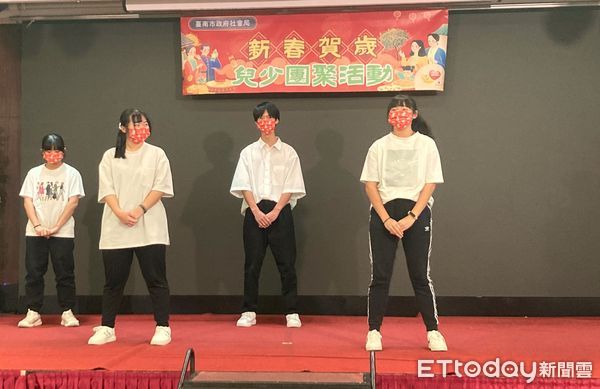 ▲台南市社會局於在富信飯店辦理「開基祝福龍來幸福」春節活動，黃偉哲市長與監護兒少團圓餐敘，並發放壓歲紅包，同時致贈感謝狀給相關單位。（圖／記者林東良翻攝，下同）