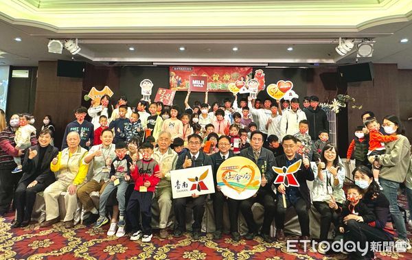 ▲台南市社會局於在富信飯店辦理「開基祝福龍來幸福」春節活動，黃偉哲市長與監護兒少團圓餐敘，並發放壓歲紅包，同時致贈感謝狀給相關單位。（圖／記者林東良翻攝，下同）