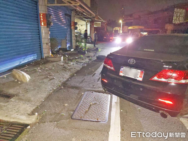 ▲雲林虎尾自小客車自撞民宅後，駕駛下車看一眼即逃逸無蹤。（圖／民眾提供）