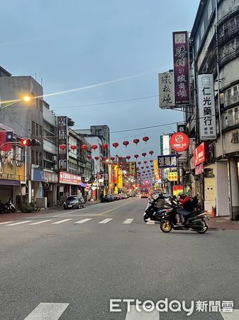 ▲▼花蓮全縣13鄉鎮市都掛起了大紅燈籠，開心迎接龍年。（圖／花蓮縣政府提供，下同）