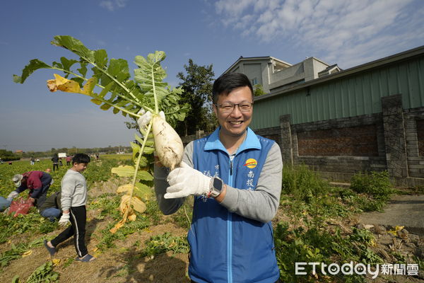 ▲南投市27日舉辦拔蘿蔔活動，推動食農教育。（圖／南投市公所提供）