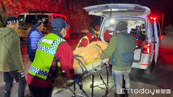 ▲▼一名男子28日在大安溪上游攀爬時繩索斷裂從高處摔落，警消獲報派出19名警、義消及山青上山摸黑救援，並商請民間吉普車支援，花費7個小時才將傷者搬運下山送醫。（圖／記者蔡文淵翻攝）