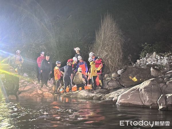 ▲▼一名男子28日在大安溪上游攀爬時繩索斷裂從高處摔落，警消獲報派出19名警、義消及山青上山摸黑救援，並商請民間吉普車支援，花費7個小時才將傷者搬運下山送醫。（圖／記者蔡文淵翻攝）