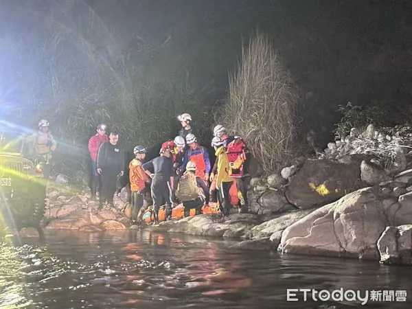 ▲▼一名男子28日在大安溪上游攀爬時繩索斷裂從高處摔落，警消獲報派出19名警、義消及山青上山摸黑救援，並商請民間吉普車支援，花費7個小時才將傷者搬運下山送醫。（圖／記者蔡文淵翻攝）