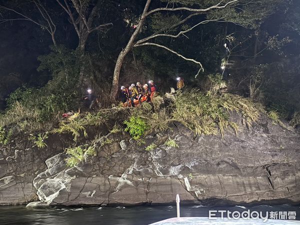 ▲▼一名男子28日在大安溪上游攀爬時繩索斷裂從高處摔落，警消獲報派出19名警、義消及山青上山摸黑救援，並商請民間吉普車支援，花費7個小時才將傷者搬運下山送醫。（圖／記者蔡文淵翻攝）