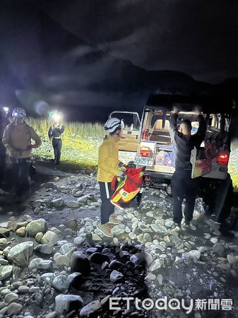 ▲▼一名男子28日在大安溪上游攀爬時繩索斷裂從高處摔落，警消獲報派出19名警、義消及山青上山摸黑救援，並商請民間吉普車支援，花費7個小時才將傷者搬運下山送醫。（圖／記者蔡文淵翻攝）