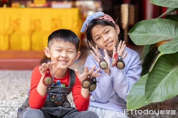 ▲全台玉二聖母祖廟山上天后宮，特別推出花「甲」之年  心「辰」則靈紀念皮革鑰匙圈，以龍年幾何圖騰的意象設計，將於春節期間和信眾結緣。（圖／記者林東良翻攝，下同）