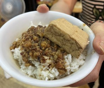 基隆低調老牌紅燒排骨羹　招牌必吃滷肉飯「偏肥卻不油膩」