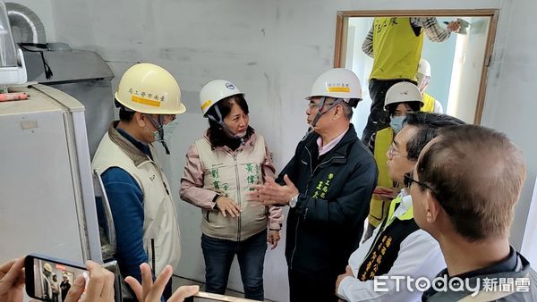 ▲台南市勞工局「做工行善團」為「繕」最樂，28日油漆工會及木工工會與電氣工會志工們共同出帆，前往楠西區進行修繕並全部完工。（圖／記者林東良翻攝，下同）