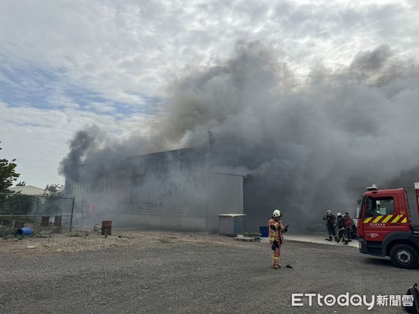 ▲▼       彰化工廠火警      。（圖／記者唐詠絮翻攝）