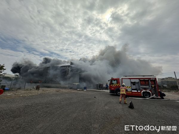 ▲▼       彰化工廠火警      。（圖／記者唐詠絮翻攝）