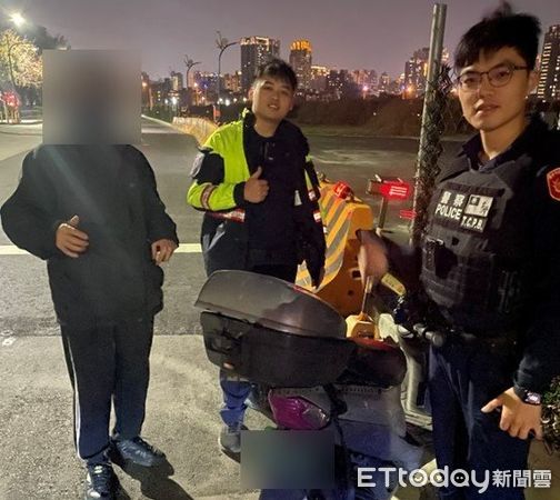 ▲▼台中一名男子的機車中柱卡死水溝蓋，幸好警方到場救援，網友大讚。（圖／警方提供，下同）