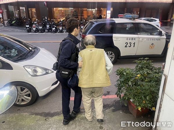 ▲▼因無力走回家，且無家人可以聯繫協助，員警即將他攙扶進警車載送回家。（圖／桃園警分局提供）