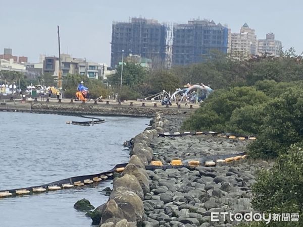 ▲台灣燈會將在安平港濱歷史公園舉辦，靠近燈區運河裏面攔截垃圾繩子被民眾發現斷了，台南市議員李啟維要求市府儘速拿掉以免影響運河速體景觀。（圖／記者林東良翻攝，下同）