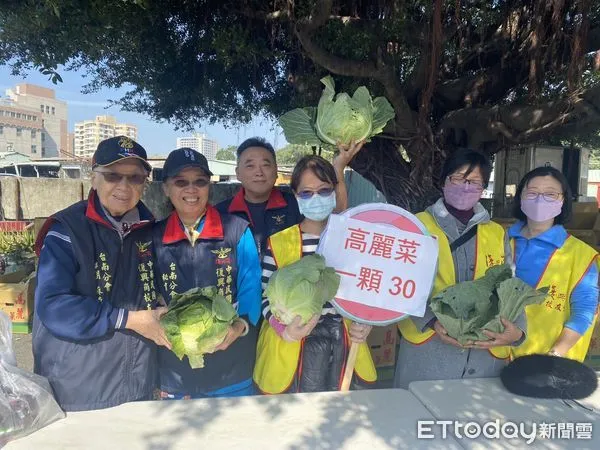 ▲台南市小東里里長余天翔特地在里內發起高麗菜公益義賣活動，南投農民從山區產地現採後送到活動現場，既能拋磚引玉幫助農民，也能讓民眾嚐到新鮮高麗菜的美味。（圖／記者林東良翻攝，下同）