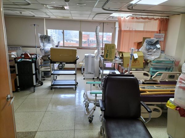蘇一峰醫師在臉書po出院內病房現況。（圖／取自醫師臉書）