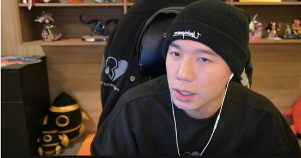 Toyz晚間開直播。（圖／翻攝自直播）