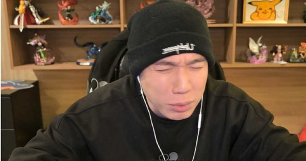 Toyz晚間開直播，湧入8萬網友觀看。（圖／翻攝自直播）