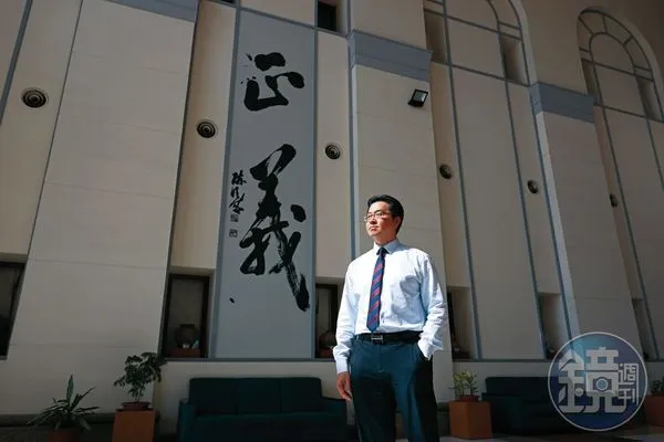 台南地檢署檢察官柯博齡擔任檢察官18年，至今每日工時仍超過12小時。他說，近年司法案件量暴增，檢察官們幾乎快要被案件量壓垮。