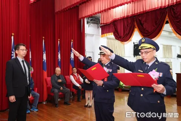 ▲東港警分局長林志弘(中)、里港警分局長溫基興宣誓就職             。（圖／記者陳崑福翻攝）