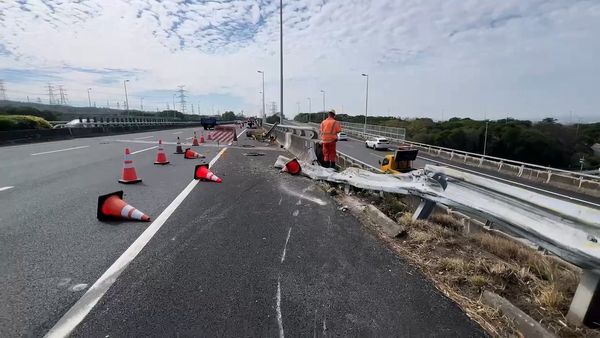 ▲▼緩撞車被撞下平面道路             。（圖／民眾提供）