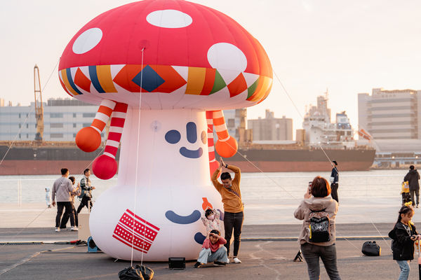 ▲▼不只黃色小鴨！高雄市立美術館也邀請5位藝術家，在「冬日遊樂園」17號碼頭打造《療癒森林》大型充氣藝術裝置展覽。（圖／高美館提供）