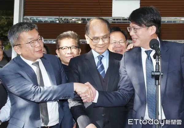 ▲▼游錫堃 蔡其昌 拜會民眾黨團 黃國昌與蔡其昌握手。（圖／記者屠惠剛攝）