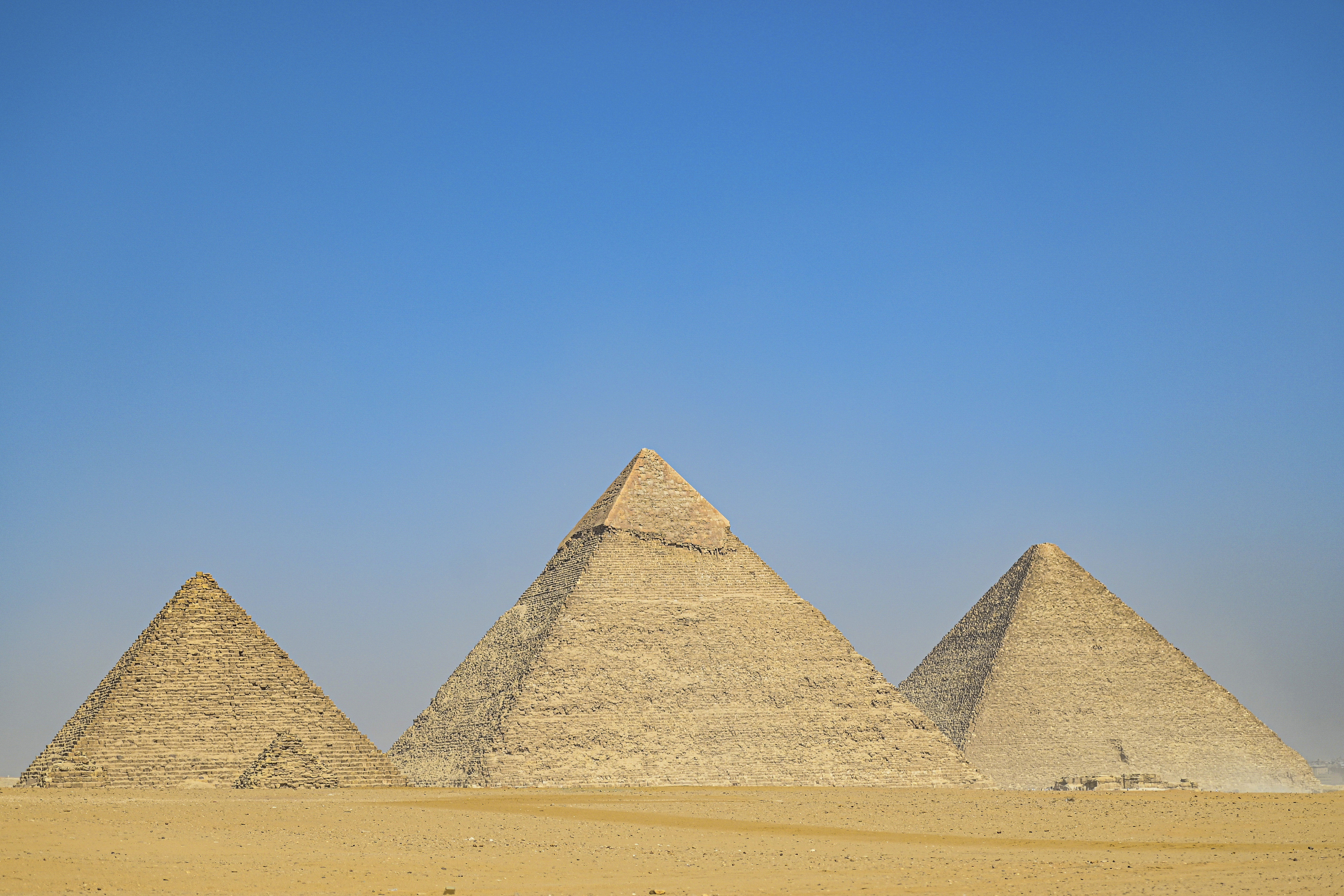 ▲▼ 埃及吉薩金字塔群，由左至右為孟卡拉金字塔（Menkaure）、卡夫拉（Khafre）與古夫（Khufu）。（圖／達志影像／美聯社）