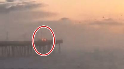 ▲▼美國維吉尼亞州一處碼頭27日有汽車衝破圍欄墜海，儘管尚未打撈出車體，但警方推斷車內人員目前已經死亡。（圖／翻攝自X）