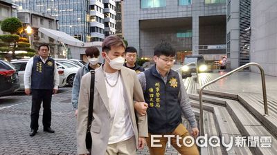 快訊／大鬧全聯、家樂福依4罪查辦！　網紅被帶回刑事局畫面曝光