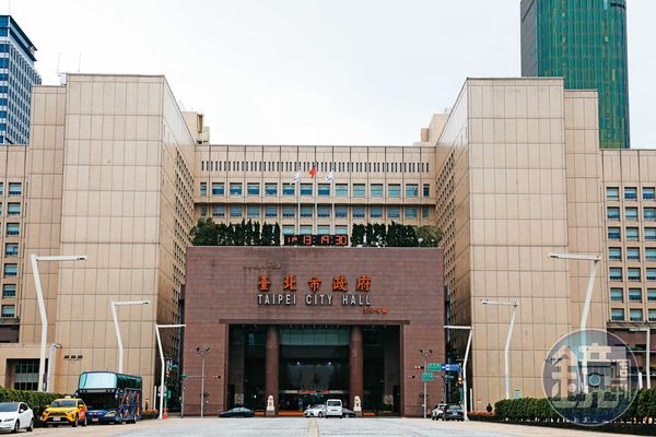 陳萬添於去年三月接手北市府員工餐廳的營運，現卻爆出欠薪賴帳的糾紛。