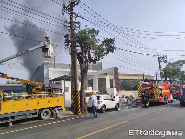 ▲▼高雄麻油工廠火警！濃煙狂竄，消防出動12車24人灌救。（圖／記者賴文萱翻攝）