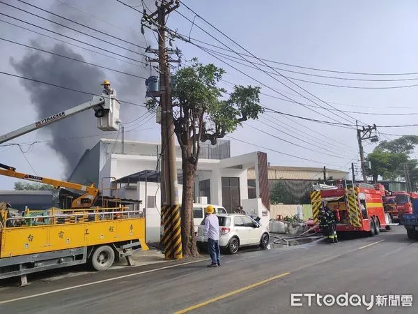▲▼高雄麻油工廠火警！濃煙狂竄，消防出動12車24人灌救。（圖／記者賴文萱翻攝）
