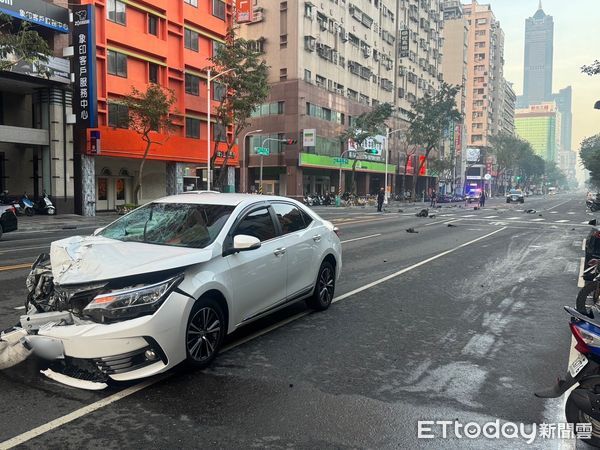 ▲▼高雄死亡車禍！23歲男騎士遭逆向汽車撞飛　送醫急救不治。（圖／記者賴文萱翻攝）