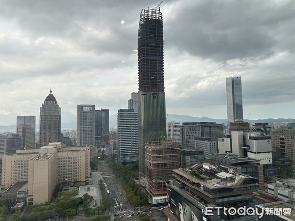 ▲▼有「綠竹筍」之稱的「台北天空塔」目前施工正持續進行當中。圖為2023年4月拍攝。（圖／記者賴志昶攝）